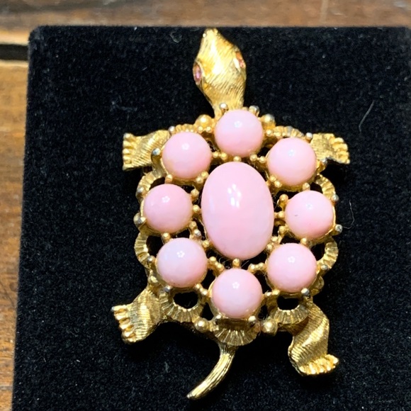 Vintage Jewelry - 60’s MID CENTURY GOLDEN TURTLE TORTOISE BROOCH WITH MARBLED PINK CABOCHONS